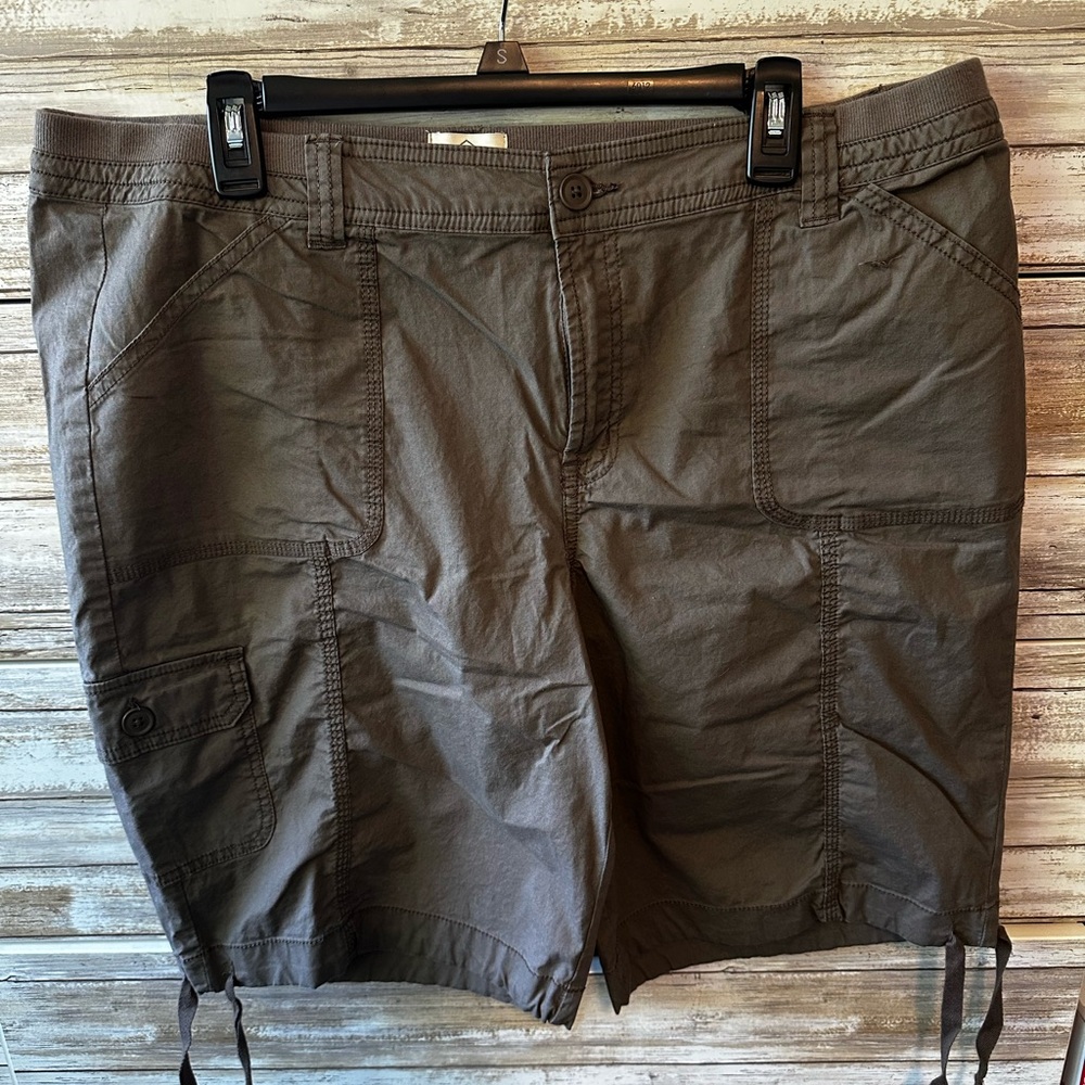 👖 St. John’s Bay Brown Cargo Shorts Size 18 Adjustable Hem Utility Pockets